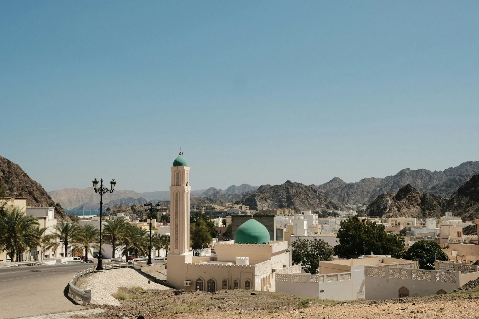 مسجد بقبة خضراء أسفل جبال عُمان